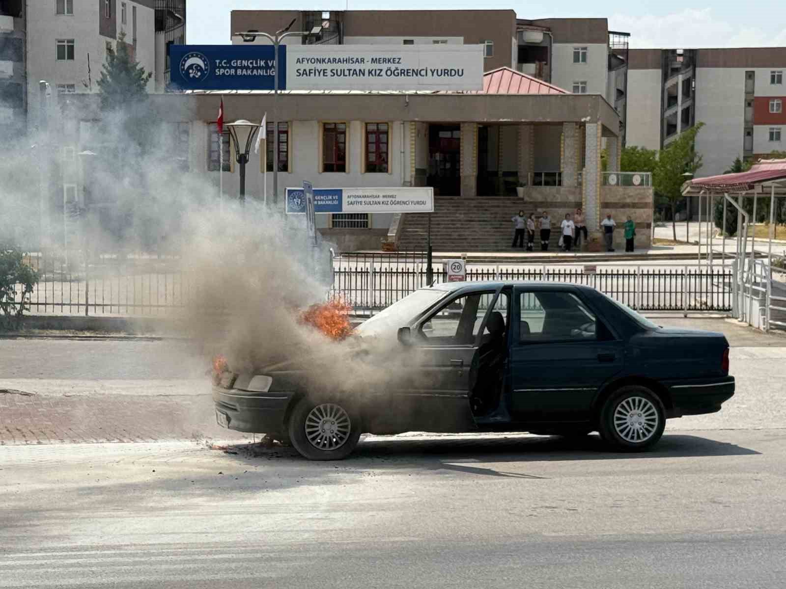 Seyir halindeki otomobil alev alev yandı
