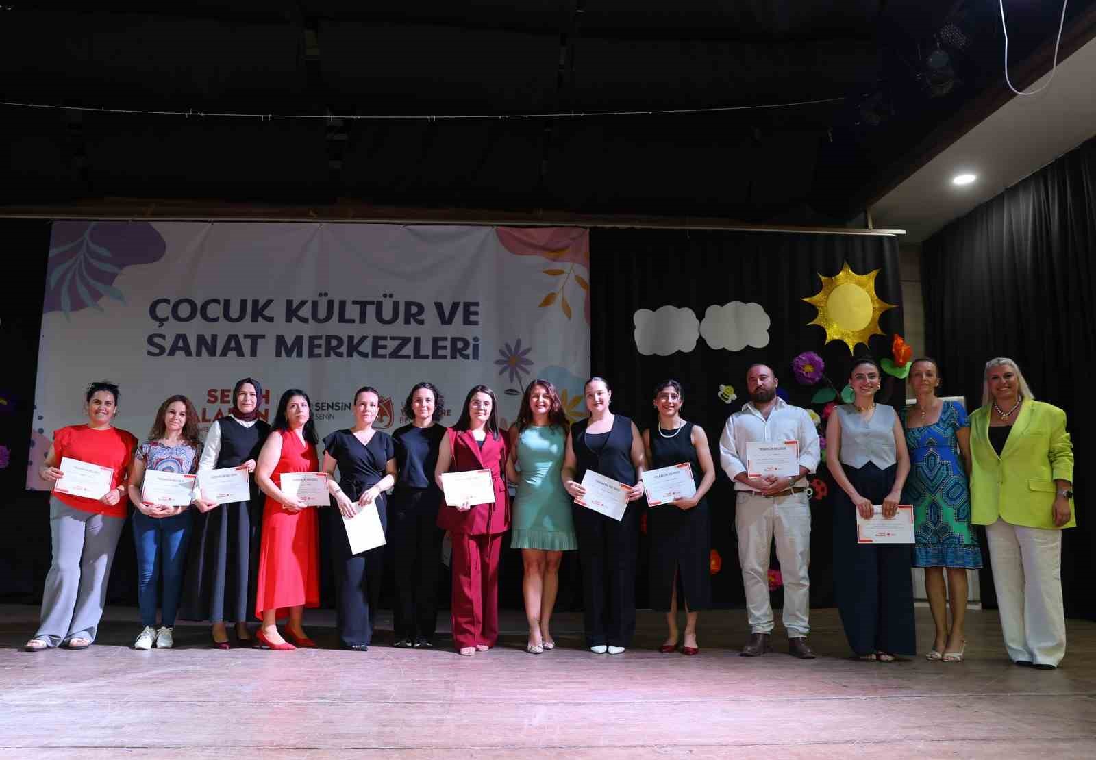 Yunusemreli miniklerden unutulmaz yıl sonu g&ouml;sterisi
