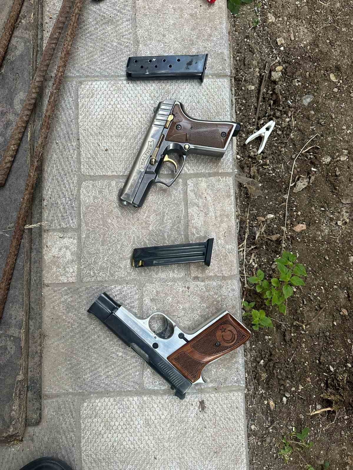 Bakırk&ouml;y&rsquo;de motosikletli saldırganlar 2 iş yerini kurşunladı
