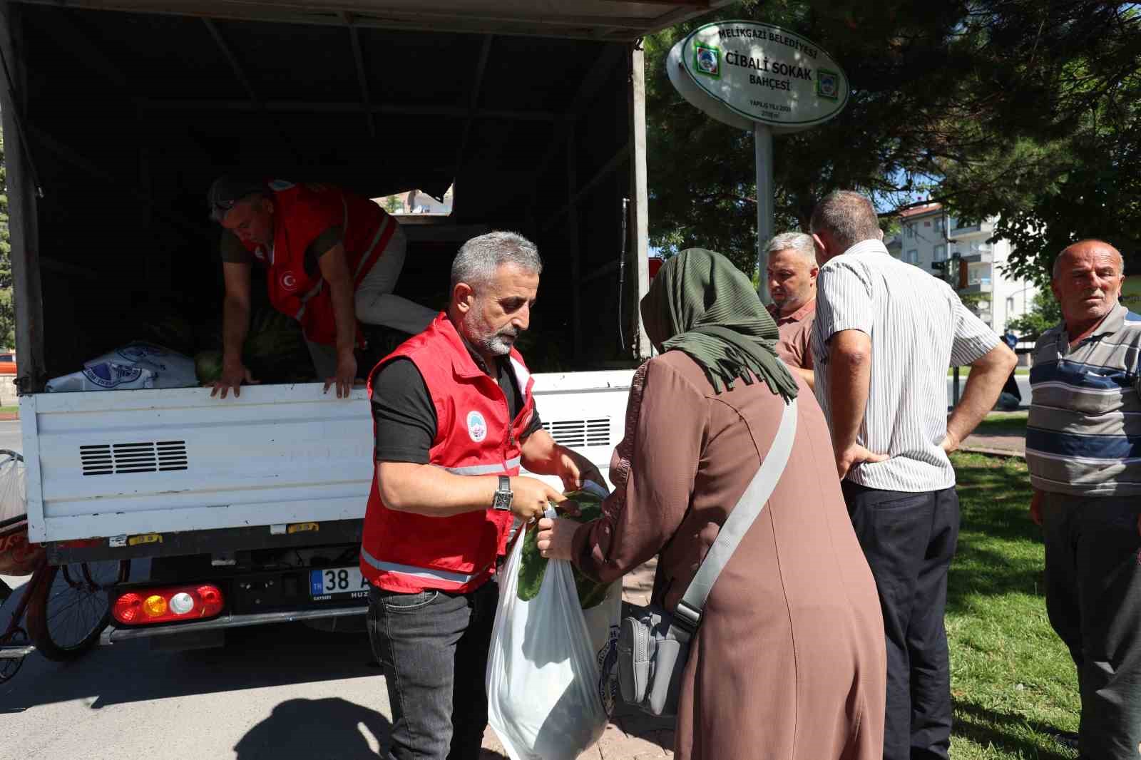 Kayseri&rsquo;de 17 ton karpuz dağıtıldı

