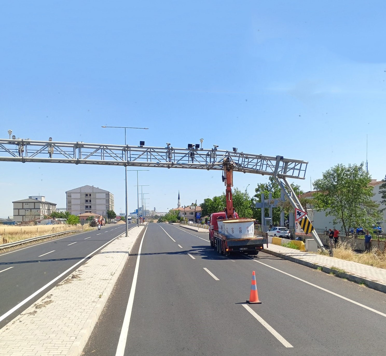 Muratlı&rsquo;da vin&ccedil; otoyol plaka tanıma sitemi direğine &ccedil;arptı
