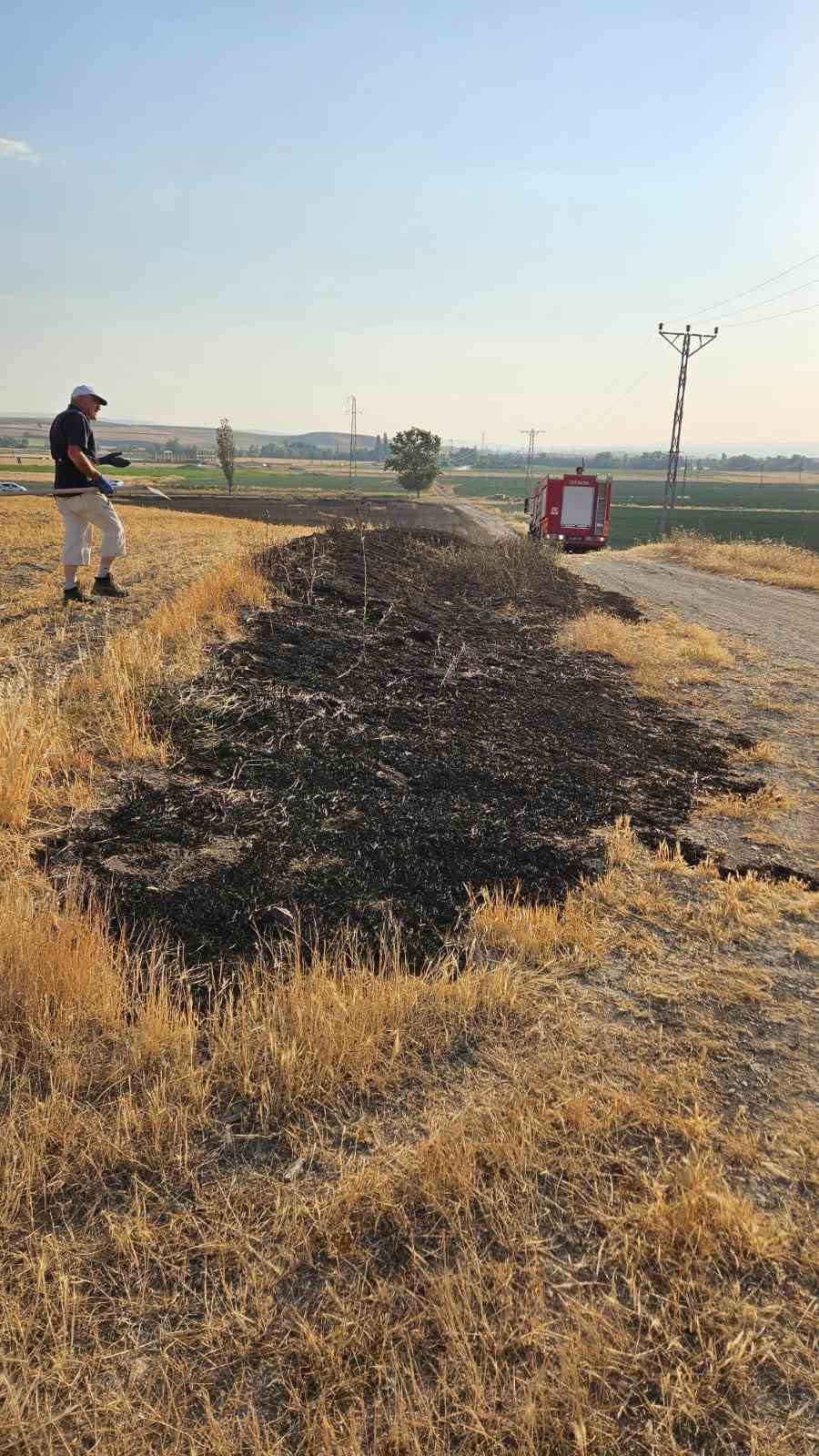 &Ccedil;orum&rsquo;da 15 d&ouml;n&uuml;m buğday ekili tarla alevlere teslim oldu
