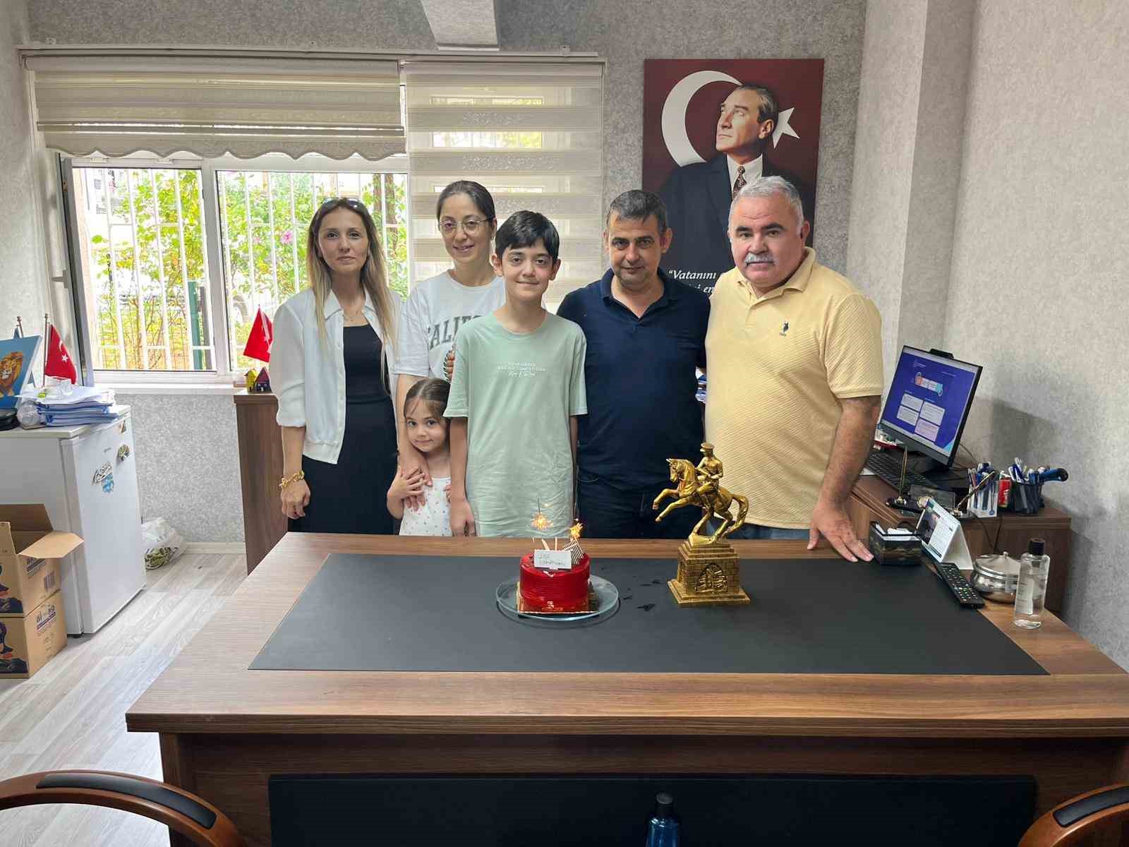 Bafra’da LGS Türkiye birincisine pastalı kutlama