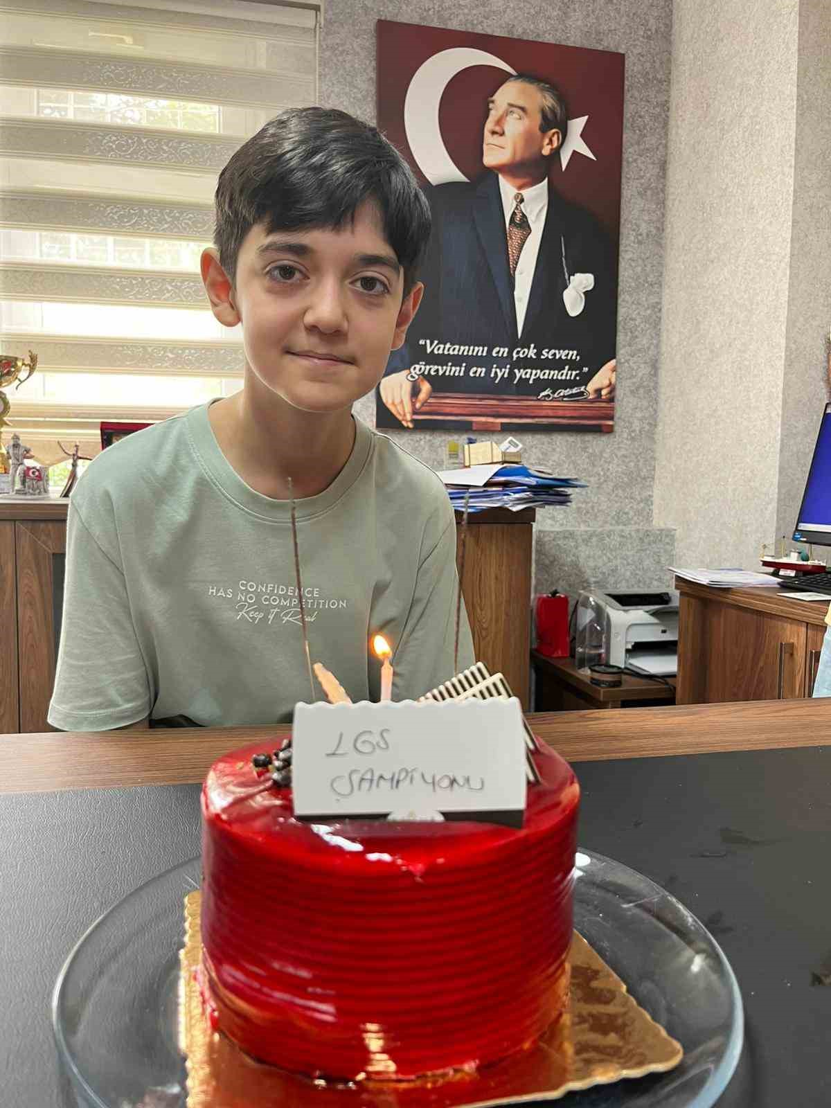 Bafra’da LGS Türkiye birincisine pastalı kutlama