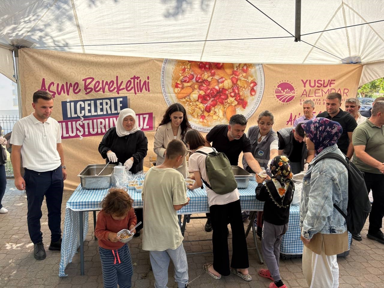 Binlerce kişi aşureyi tattı, hem diller hem de g&ouml;n&uuml;ller lezzet buldu
