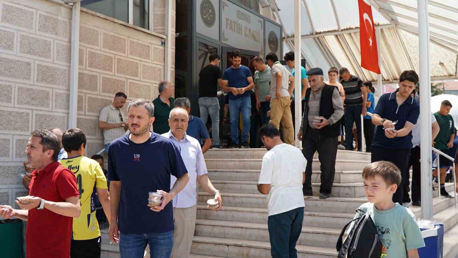 Beypazarı’nda cuma çıkışında aşure dağıtıldı