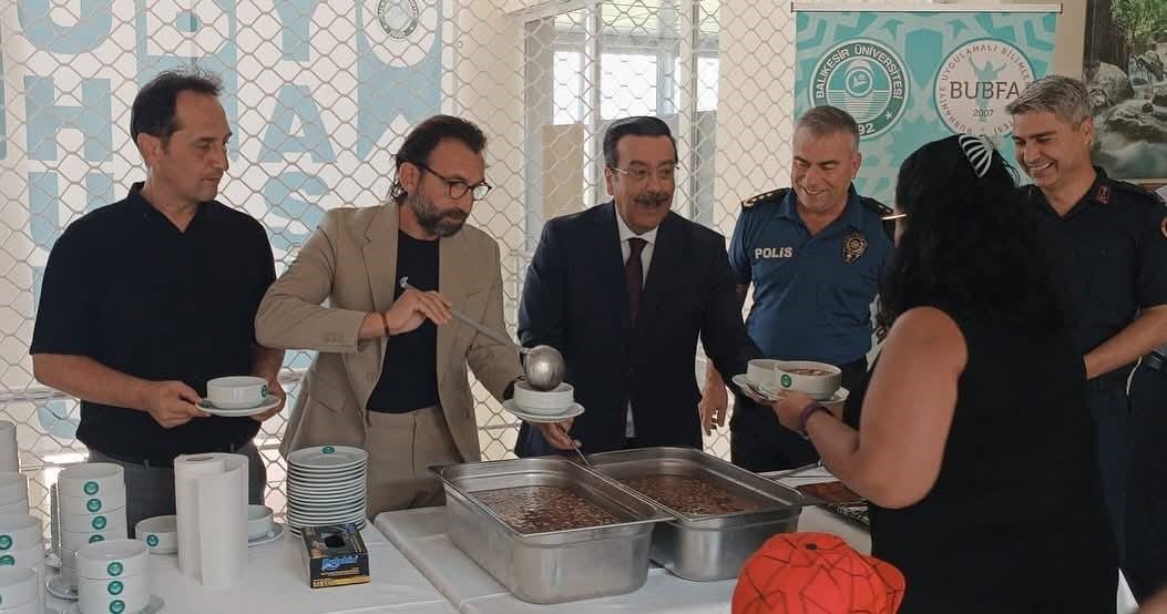 Burhaniye Uygulamalı Bilimler&rsquo;de Geleneksel Aşure Hayrı d&uuml;zenlendi
