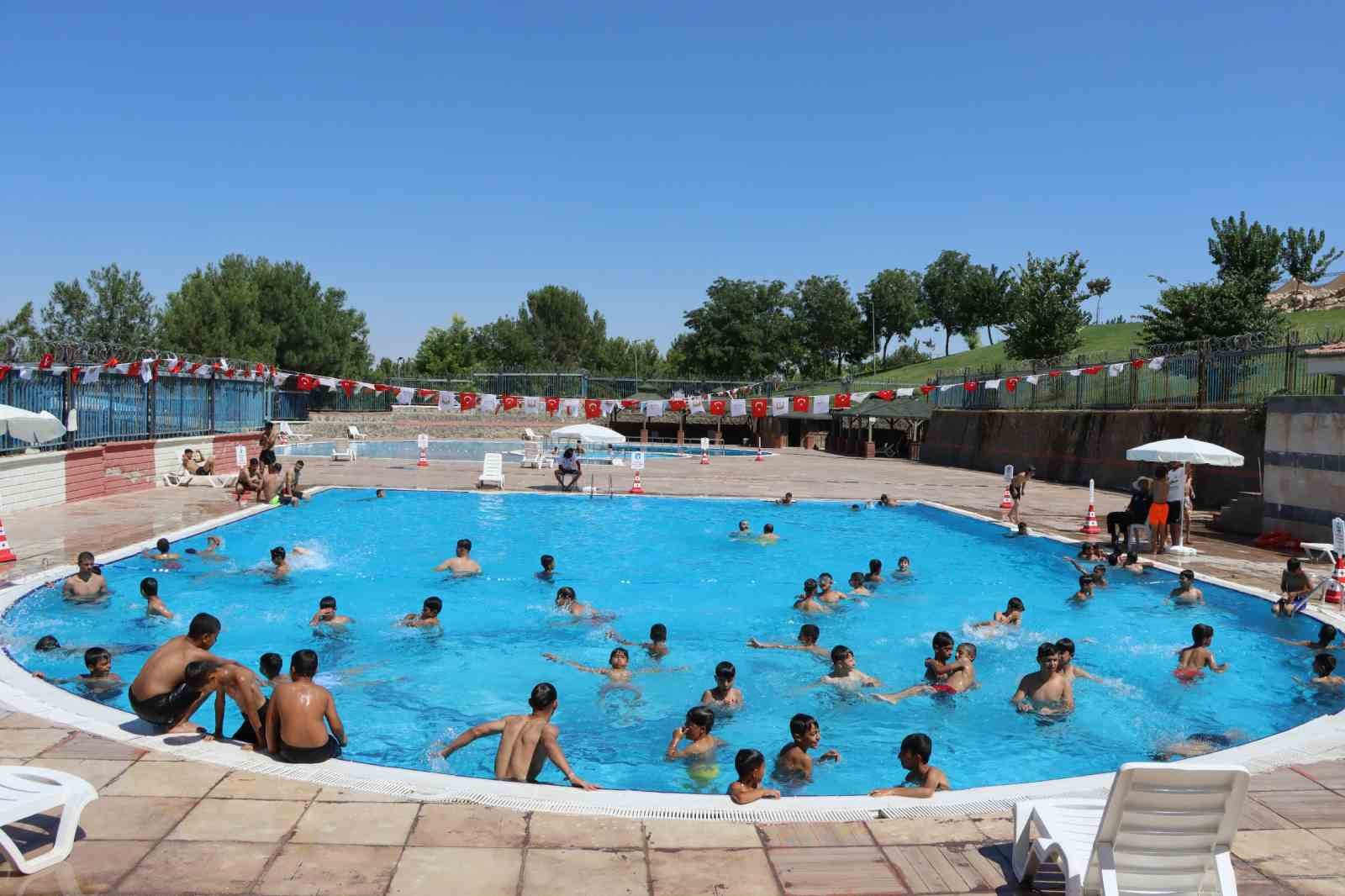 Şanlıurfalı gençler serinliğin tadını yüzme havuzlarında çıkarıyor