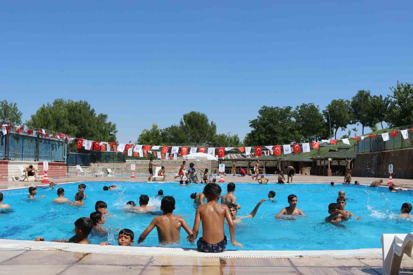 Şanlıurfalı gen&ccedil;ler serinliğin tadını y&uuml;zme havuzlarında &ccedil;ıkarıyor

