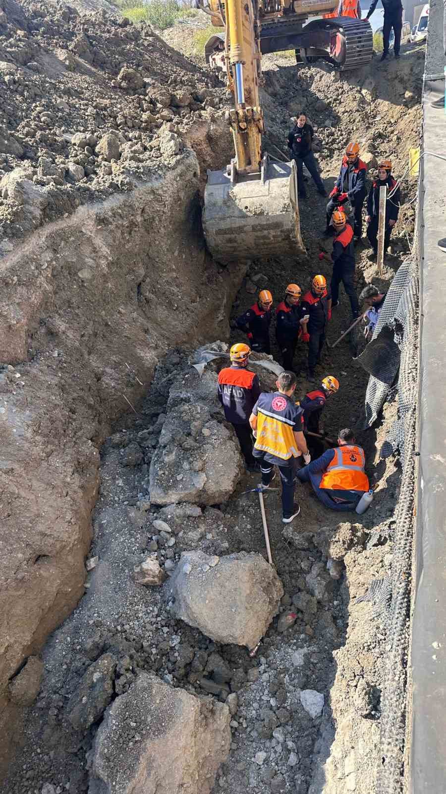 T&uuml;nel &ccedil;evresinde toprak kaydı, 2 iş&ccedil;i g&ouml;&ccedil;&uuml;k altında kaldı
