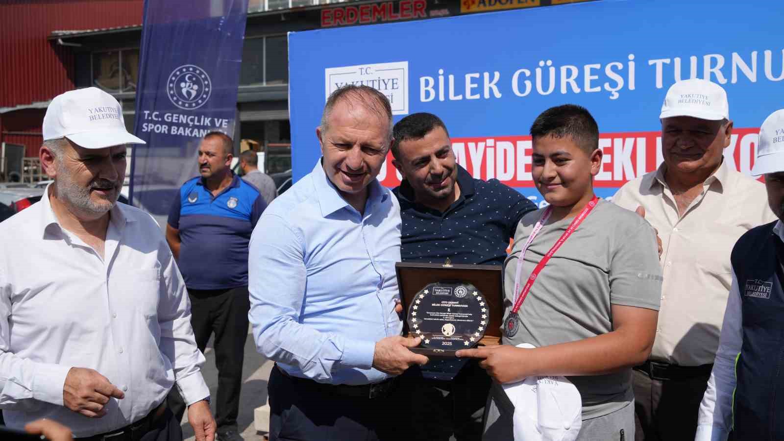 Sanayide usta, kalfa ve &ccedil;ıraklar bileklerini konuşturdu
