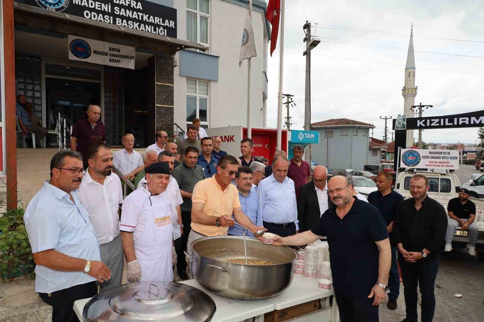 Bafra Madeni Sanatkarlar Odası 2 bin kişiye aşure dağıttı