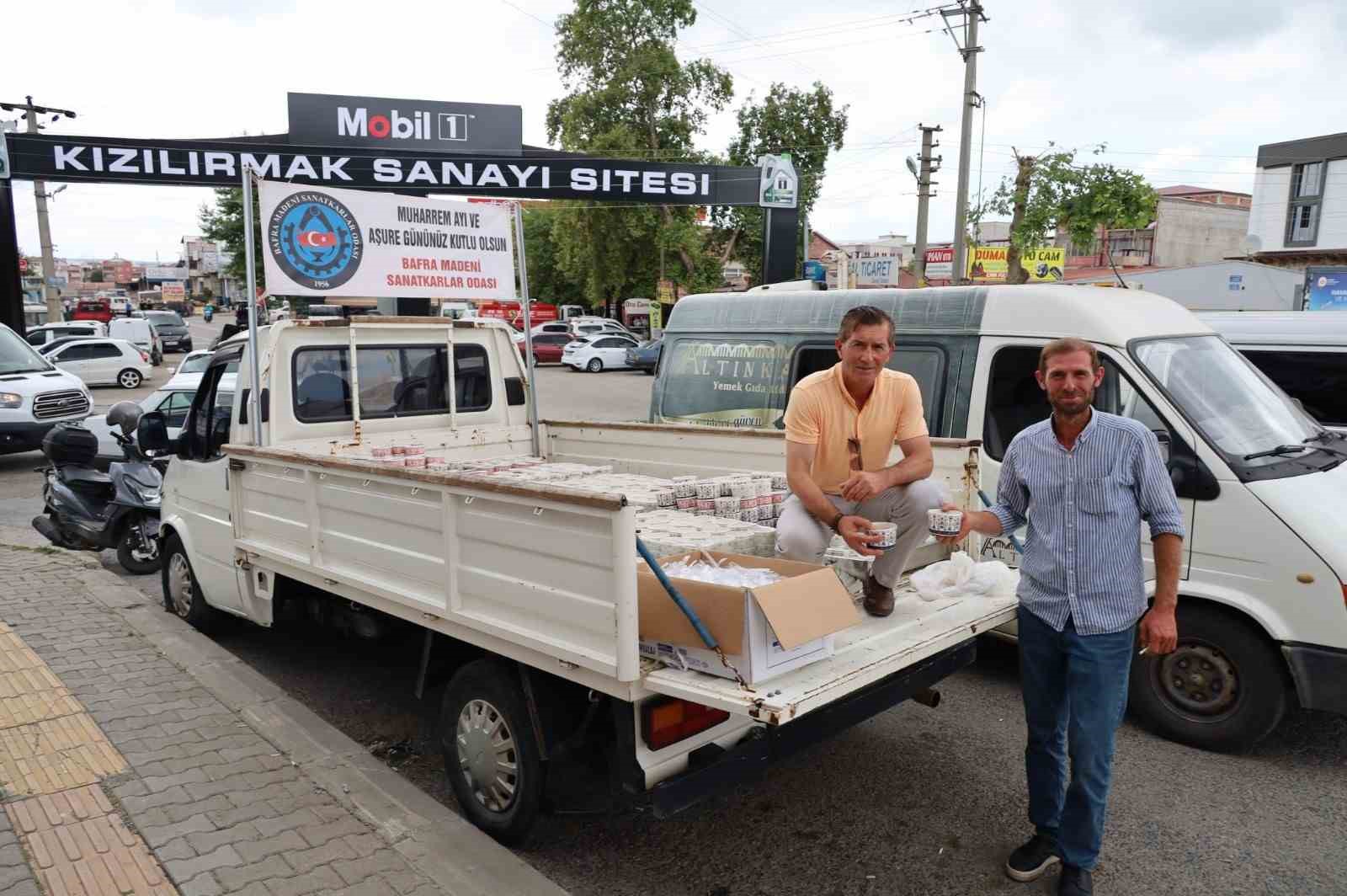 Bafra Madeni Sanatkarlar Odası 2 bin kişiye aşure dağıttı
