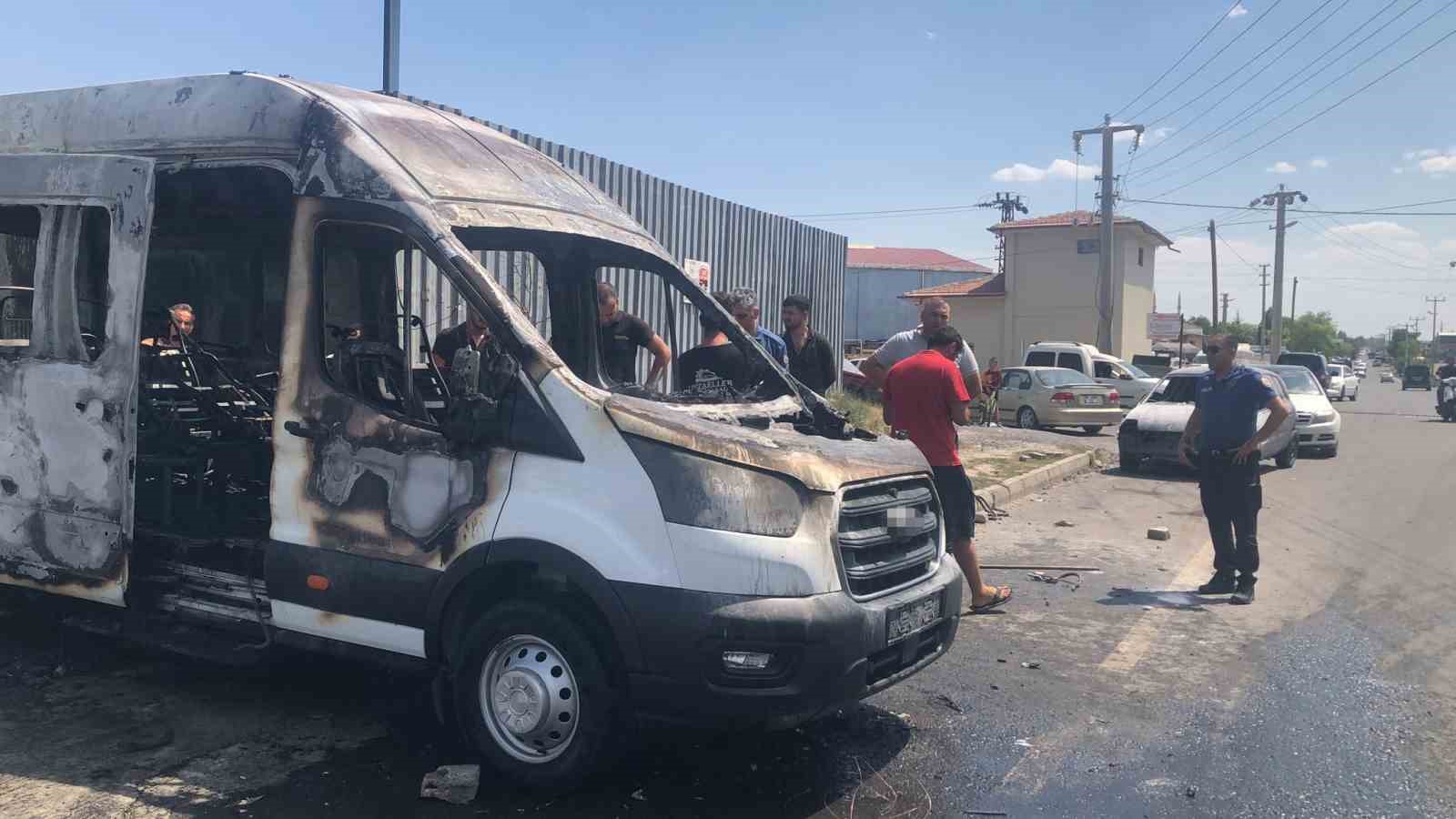 Kaynak yapılan minibüs bir anda alev aldı