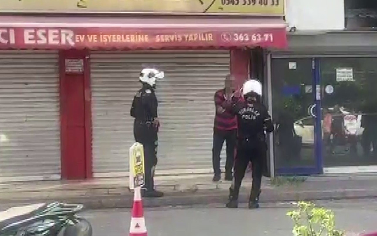 Elinde bı&ccedil;akla rahatsızlık veren şahıs, etkisiz hale getirildi
