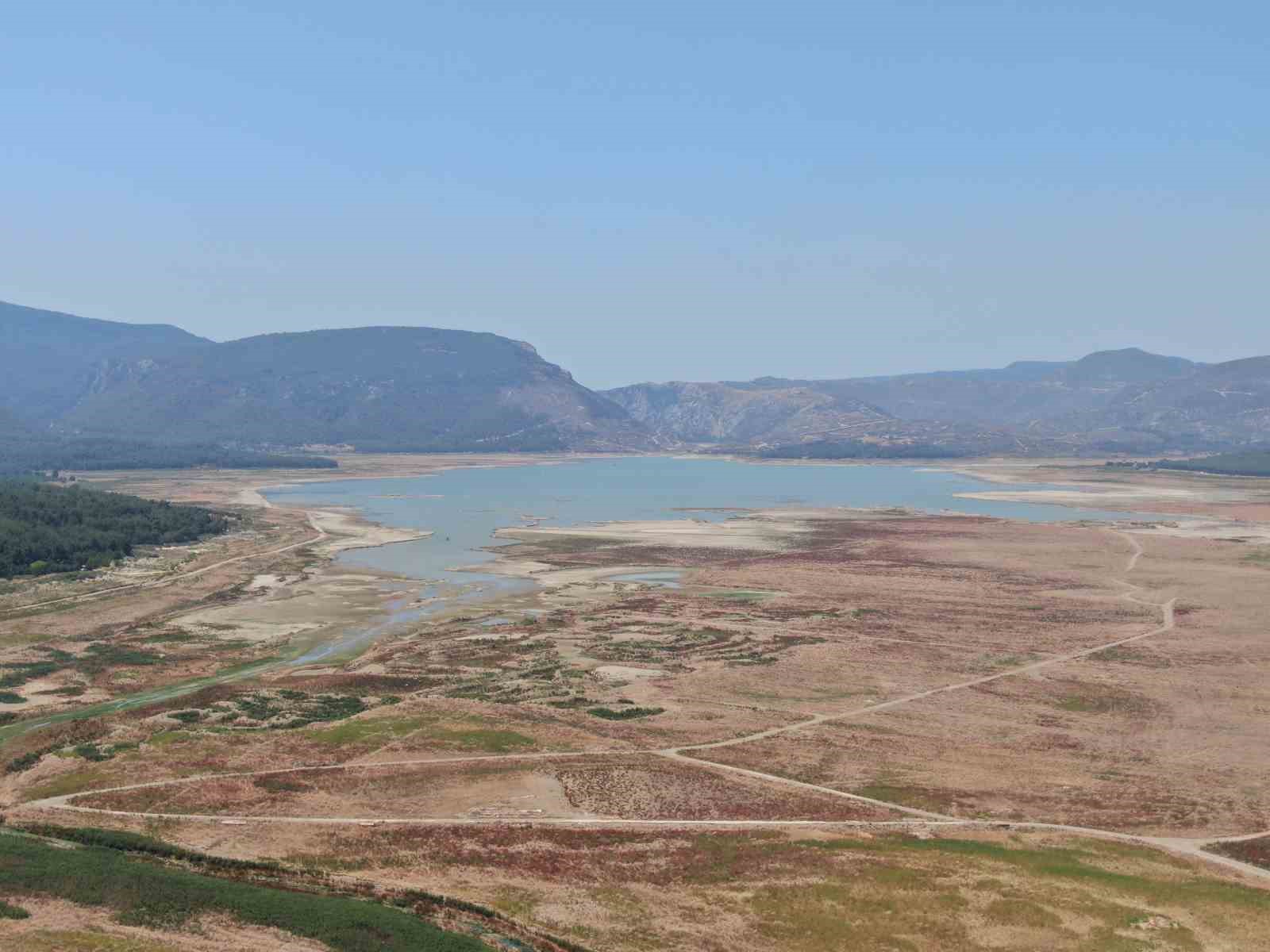 Tahtalı Barajı’nda ürküten manzara; su çekildi geriye balçık kaldı