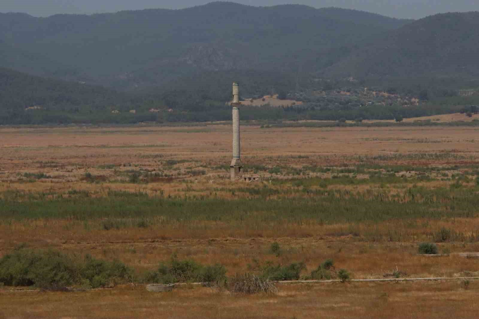 Tahtalı Barajı&rsquo;nda &uuml;rk&uuml;ten manzara; su &ccedil;ekildi geriye bal&ccedil;ık kaldı
