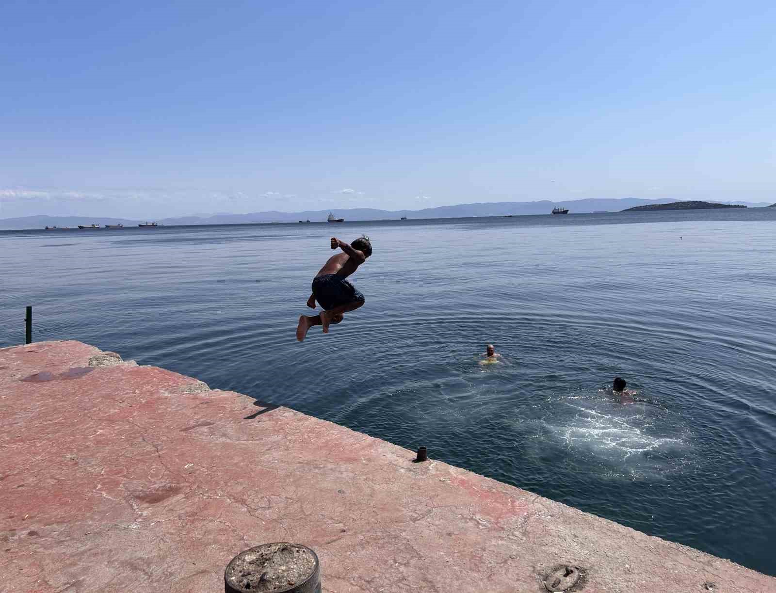Sıcaktan bunalan İstanbullular kendini serin sulara attı