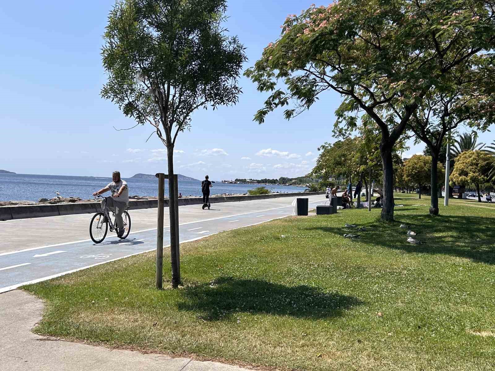 Sıcaktan bunalan İstanbullular kendini serin sulara attı