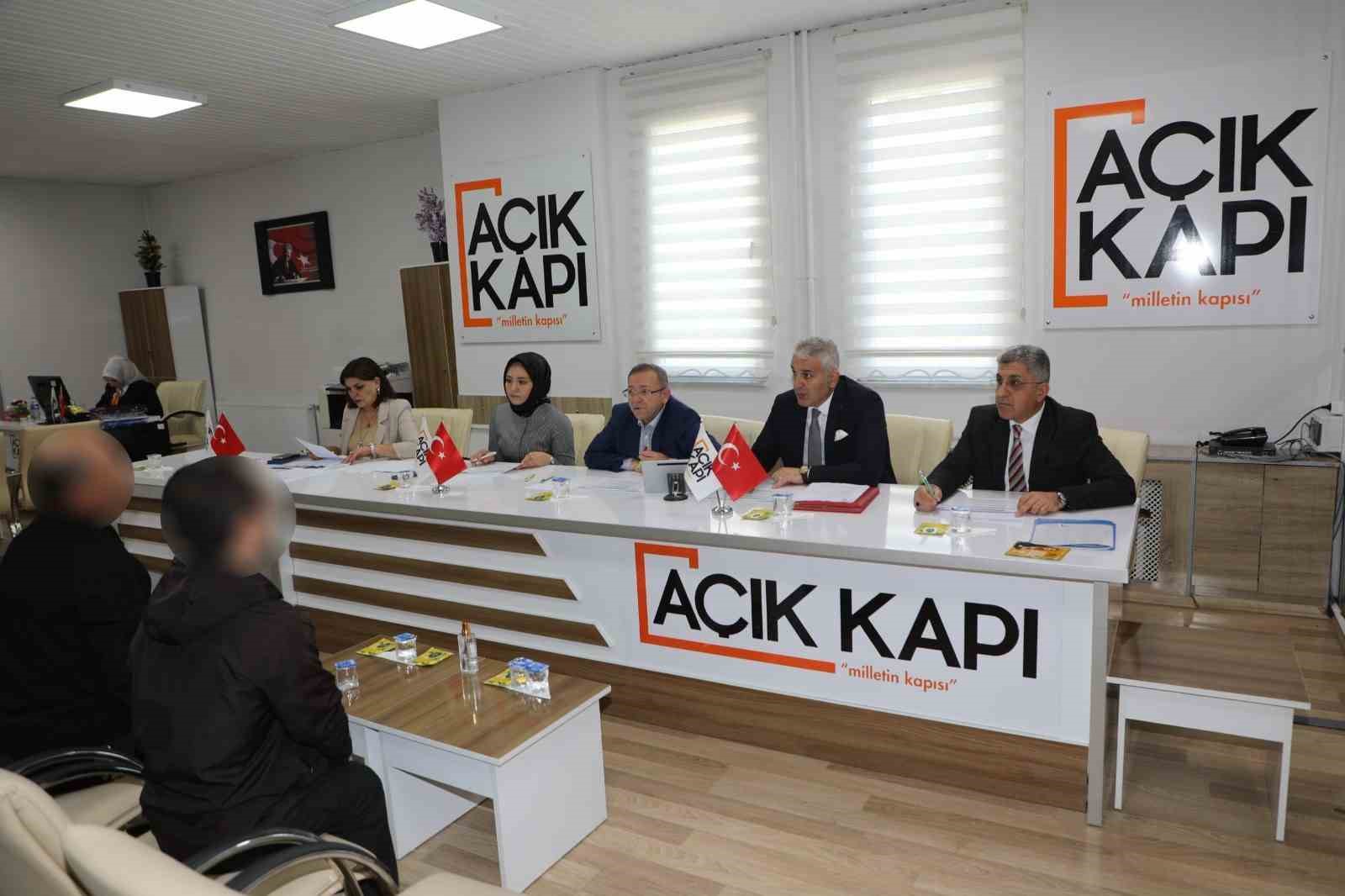 Vali Ziya Polat, Halk G&uuml;n&uuml; Toplantısı&rsquo;nda vatandaşları dinlendi
