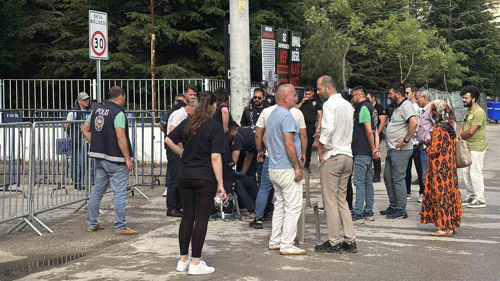 Sanık k&uuml;rs&uuml;s&uuml;nde bayılan itfaiye erinin kardeşi, duruşma salonunun dışında fenalık ge&ccedil;irdi
