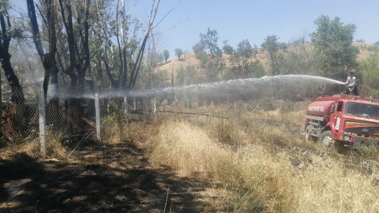 Hobi bah&ccedil;esinde &ccedil;ıkan yangın 8 d&ouml;n&uuml;m yulaf tarlasını k&uuml;le &ccedil;evirdi
