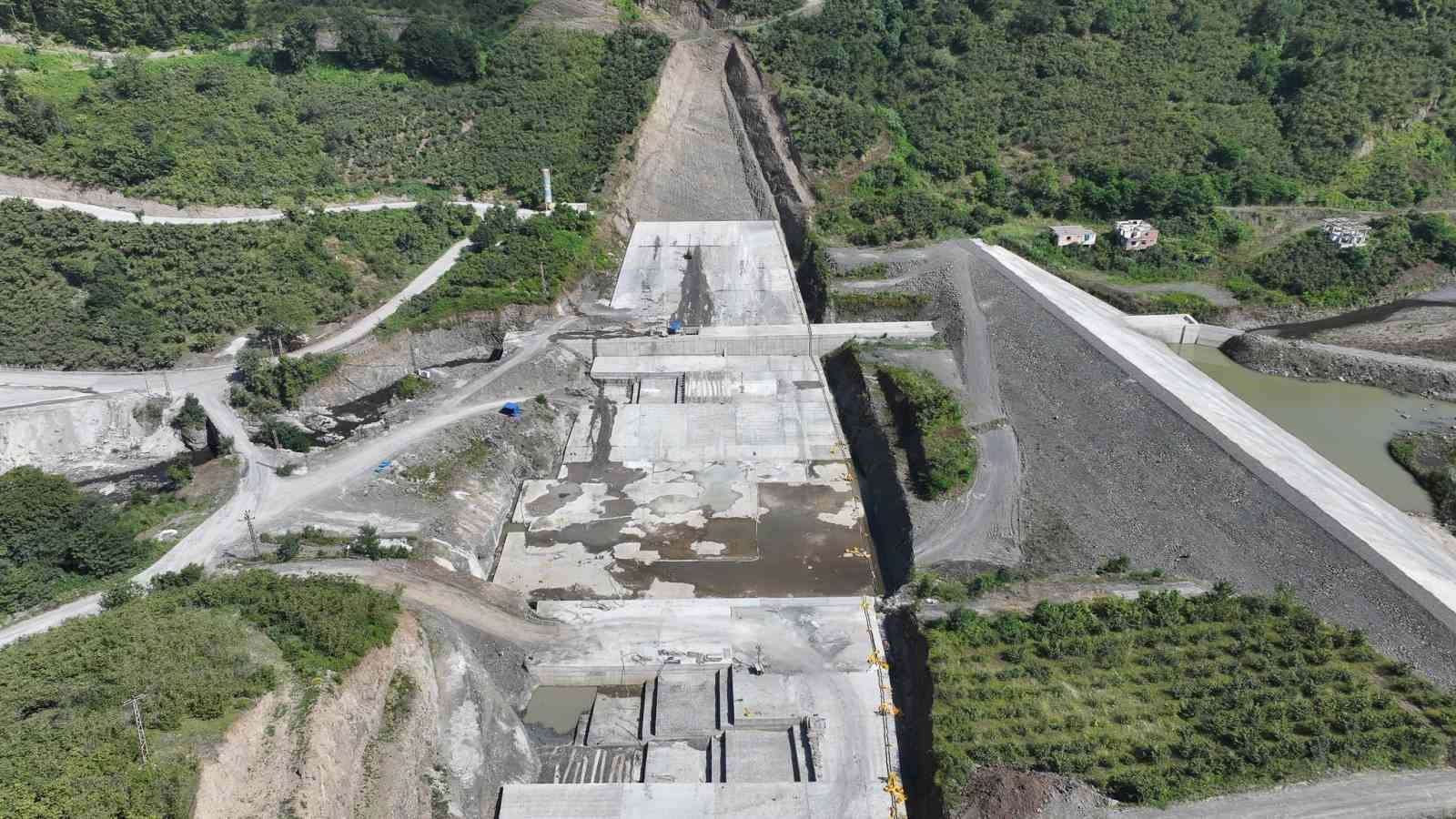 Terme&rsquo;yi selden koruyacak Salıpazarı Barajı&rsquo;nda sona doğru
