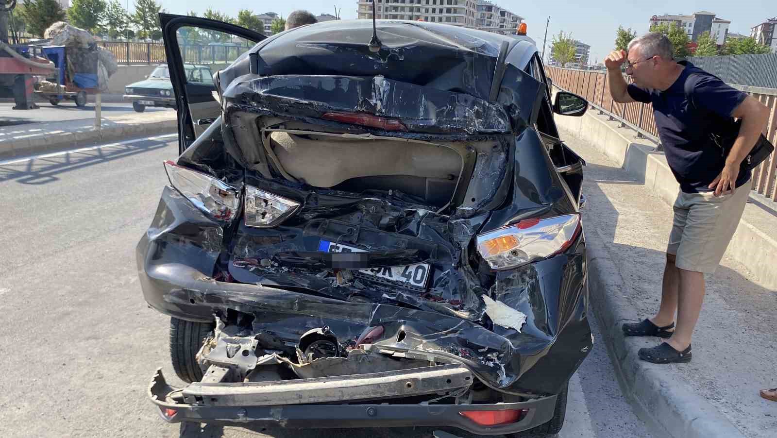 Aksaray’da kamyon otomobile arkadan çarptı: 2 yaralı