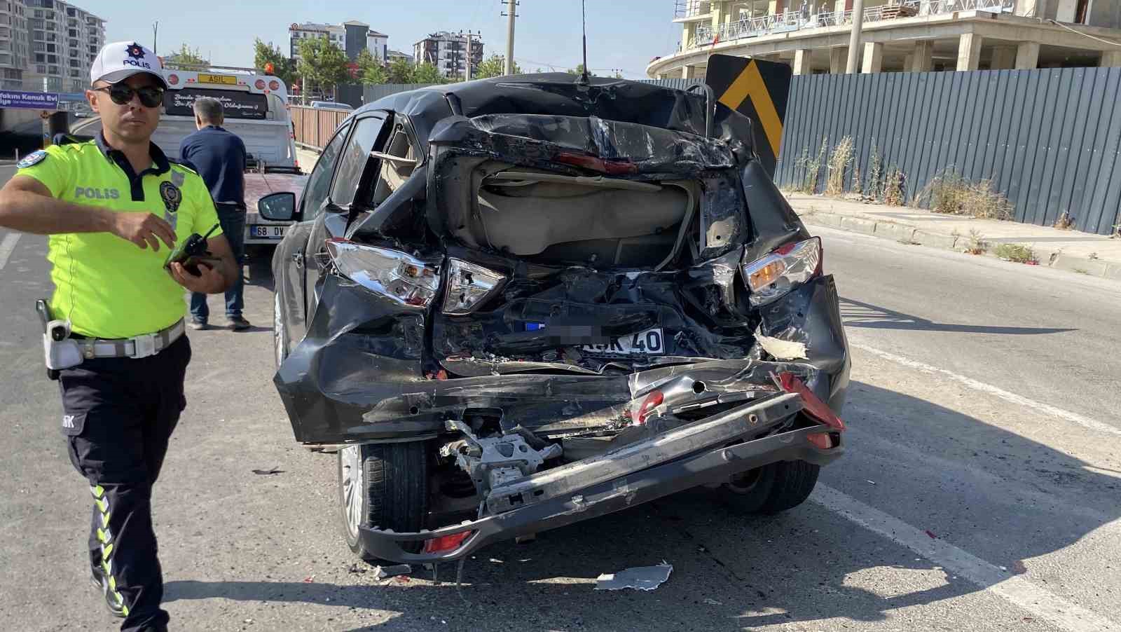 Aksaray&rsquo;da kamyon otomobile arkadan &ccedil;arptı: 2 yaralı
