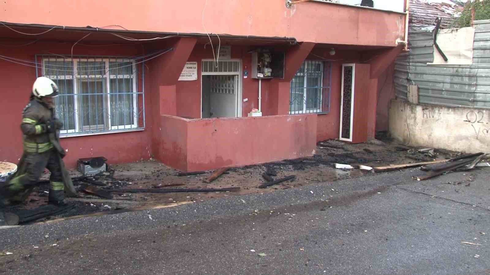 &Uuml;mraniye&rsquo;de 3 katlı binanın &ccedil;atısında korkutan yangın
