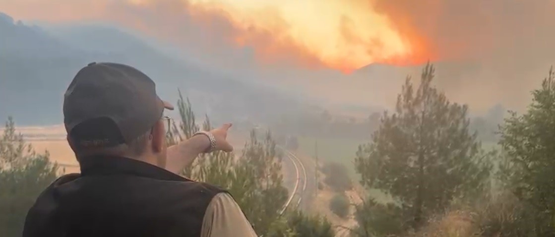 Bursa&rsquo;da başlayıp Balıkesir&rsquo;e sı&ccedil;rayan yangına m&uuml;dahale s&uuml;r&uuml;yor
