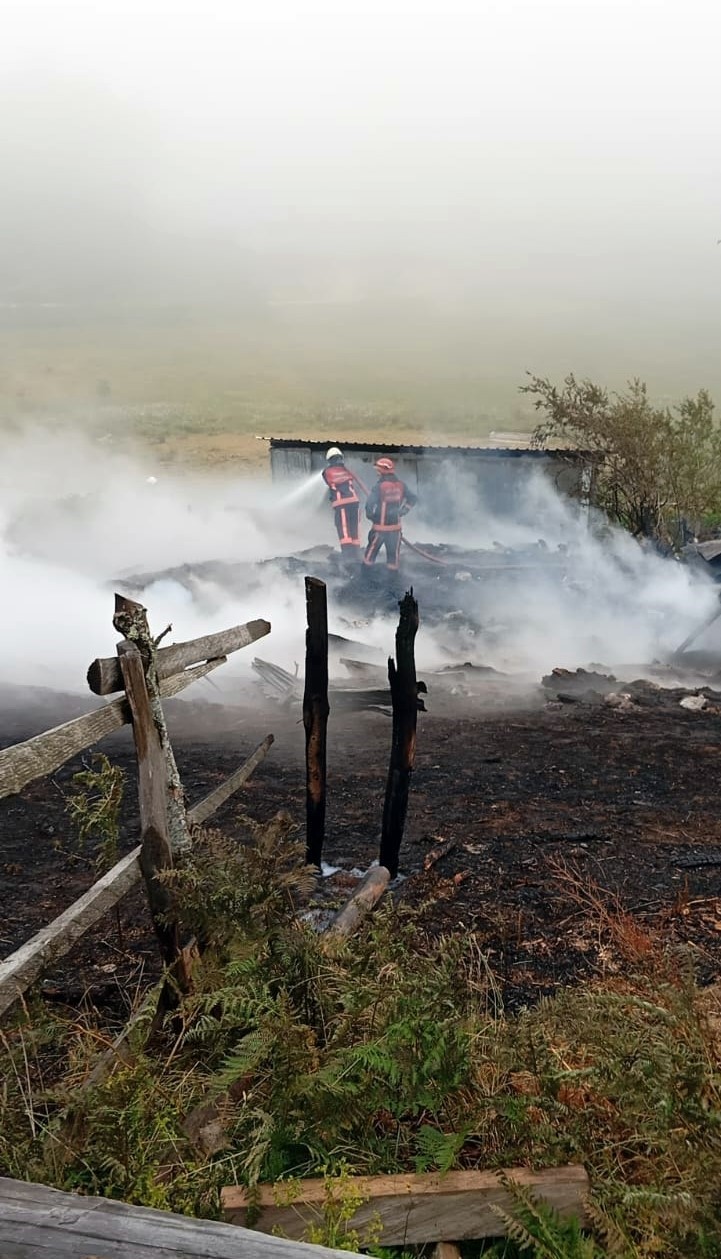 Yaylada yangın paniği: 2 ev ve 1 ahır küle döndü
