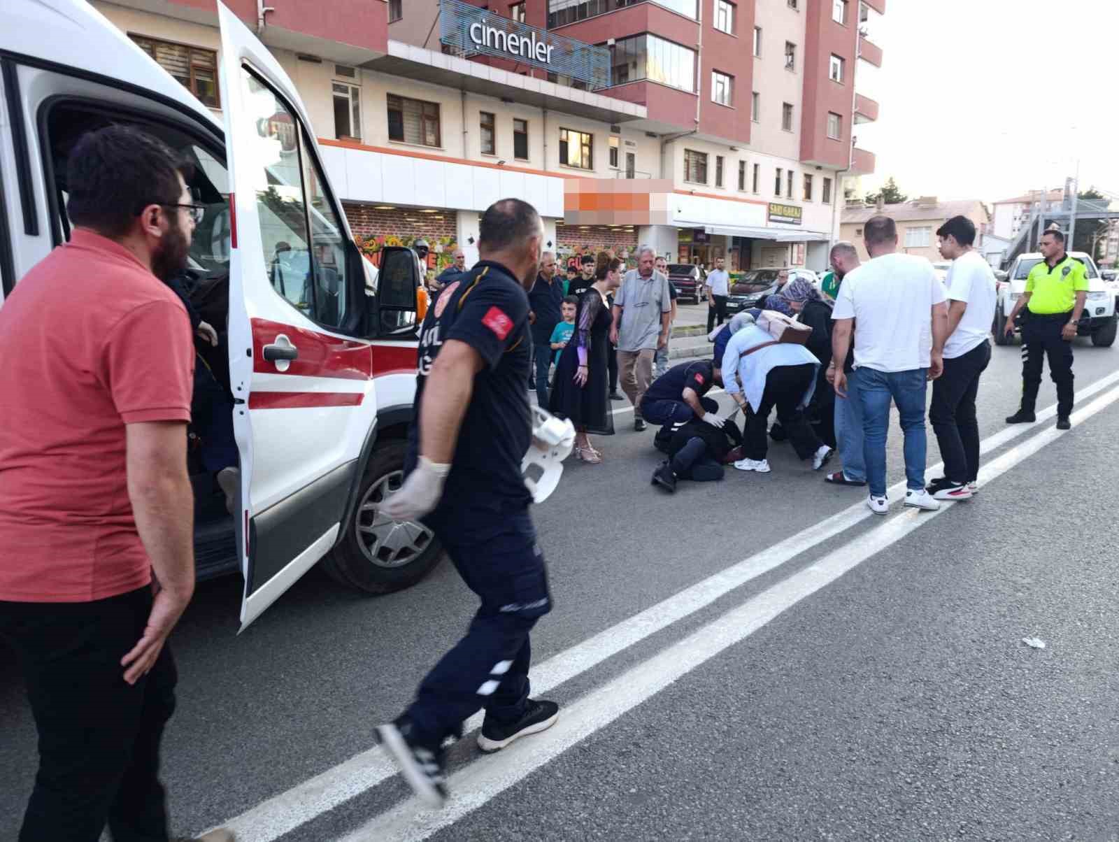 Gümüşhane’de koşarak karşıya geçen yaşlı kadına kamyonet çarptı