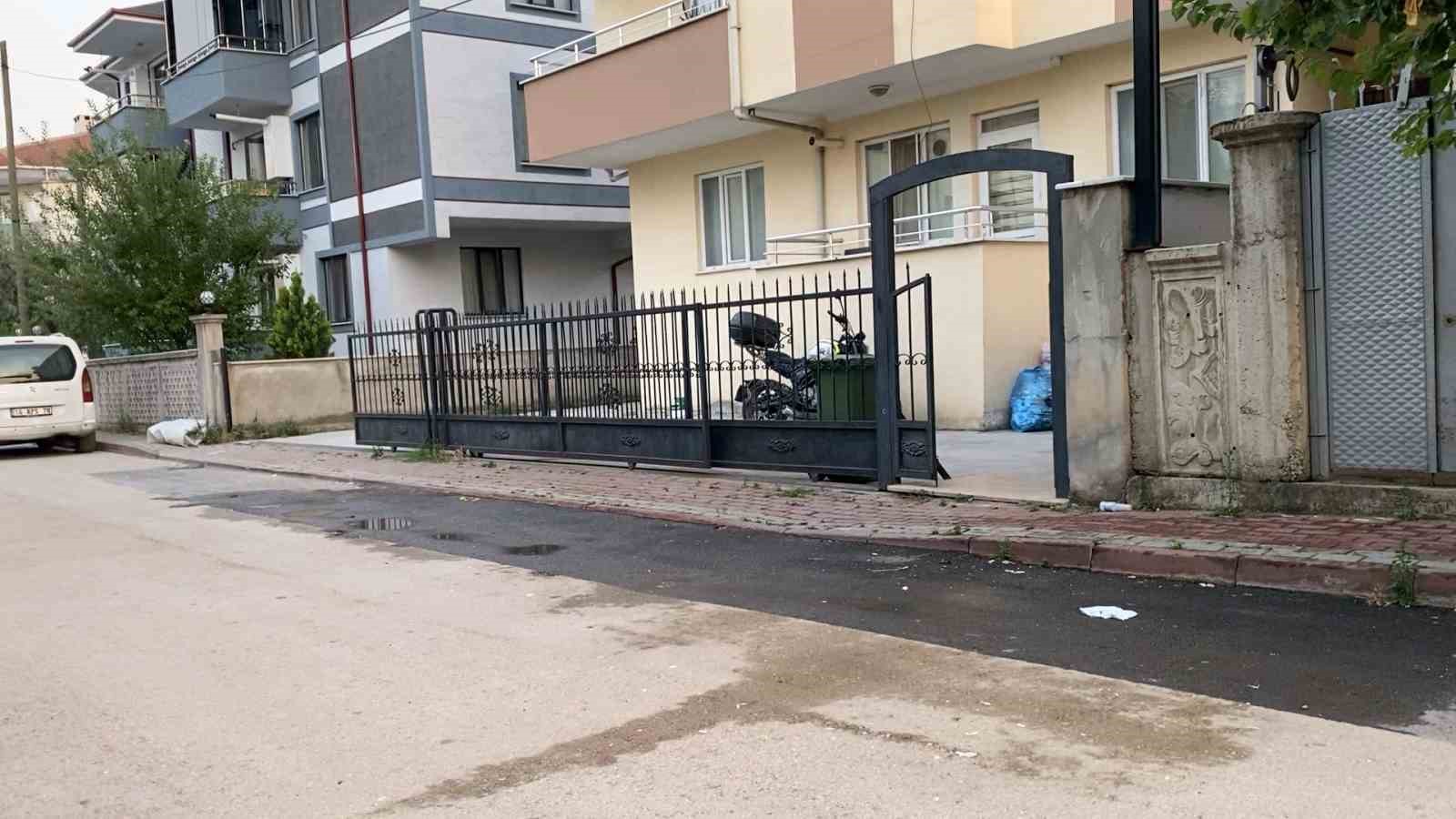 S&uuml;rg&uuml;l&uuml; kapının altında kalan &ccedil;ocuk ağır yaralandı
