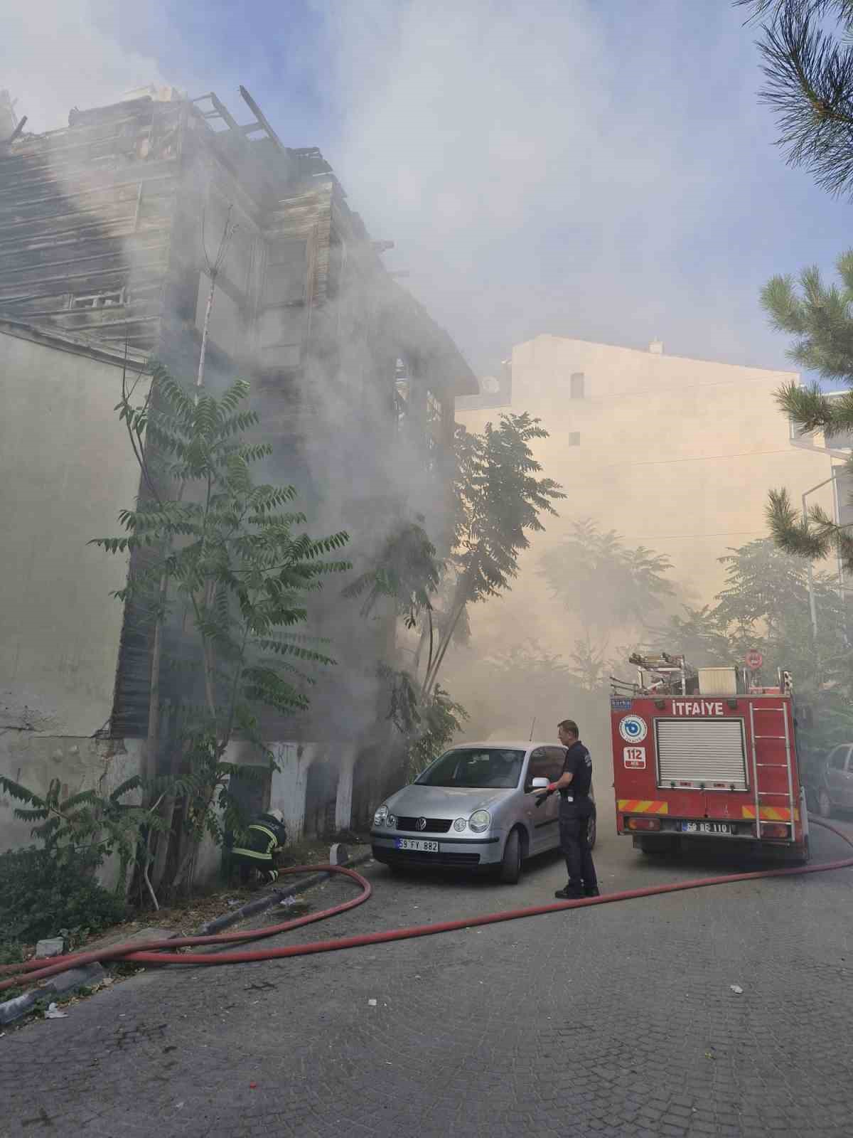 Tekirdağ&rsquo;da metruk binada yangın
