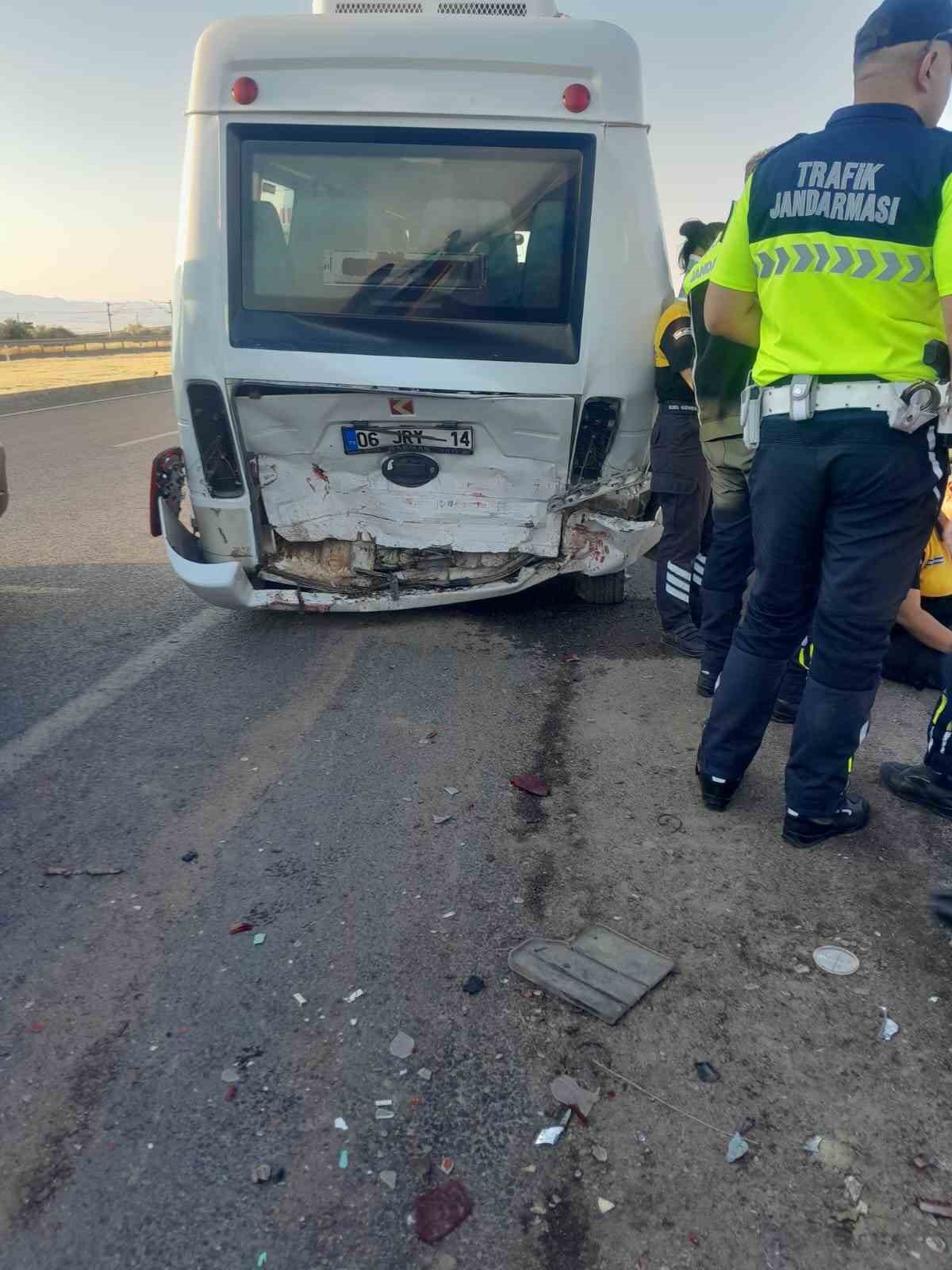 Ankara&rsquo;da otomobil iş&ccedil;i servisine arkadan &ccedil;arptı: 1 &ouml;l&uuml;, 12 yaralı
