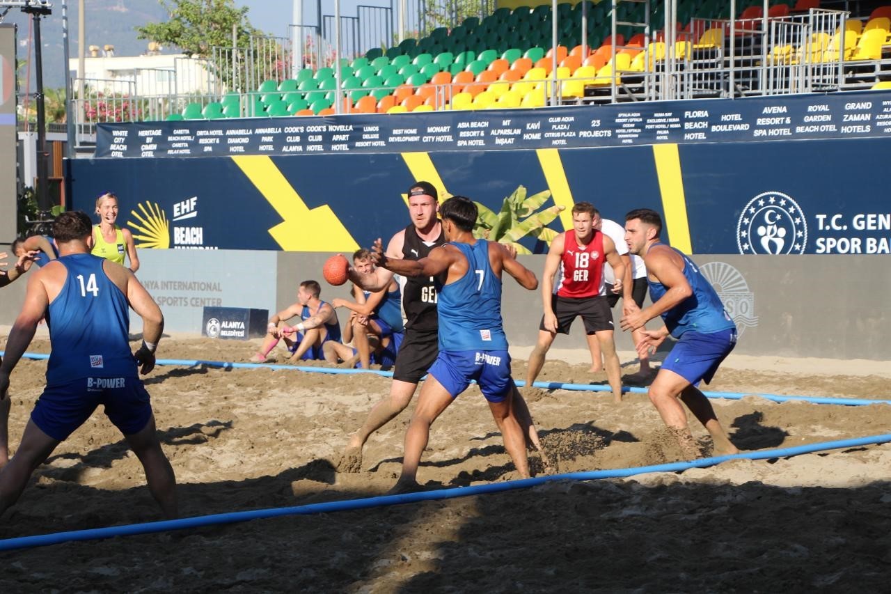 EHF Avrupa Plaj Hentbolu Şampiyonası’nda final heyecanı yaklaşıyor