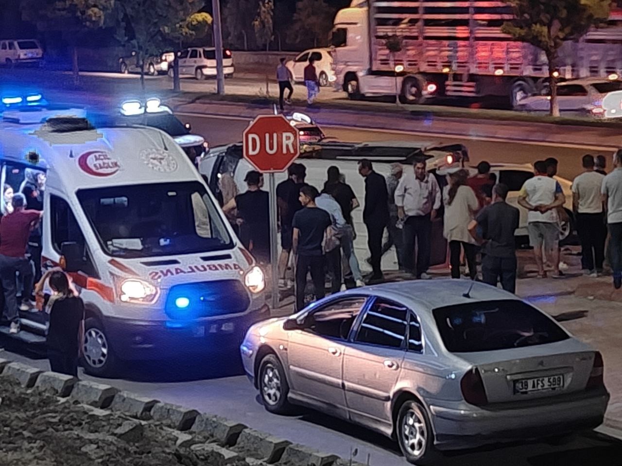 Otomobille çarpışan minibüs yan yattı: 9 yaralı