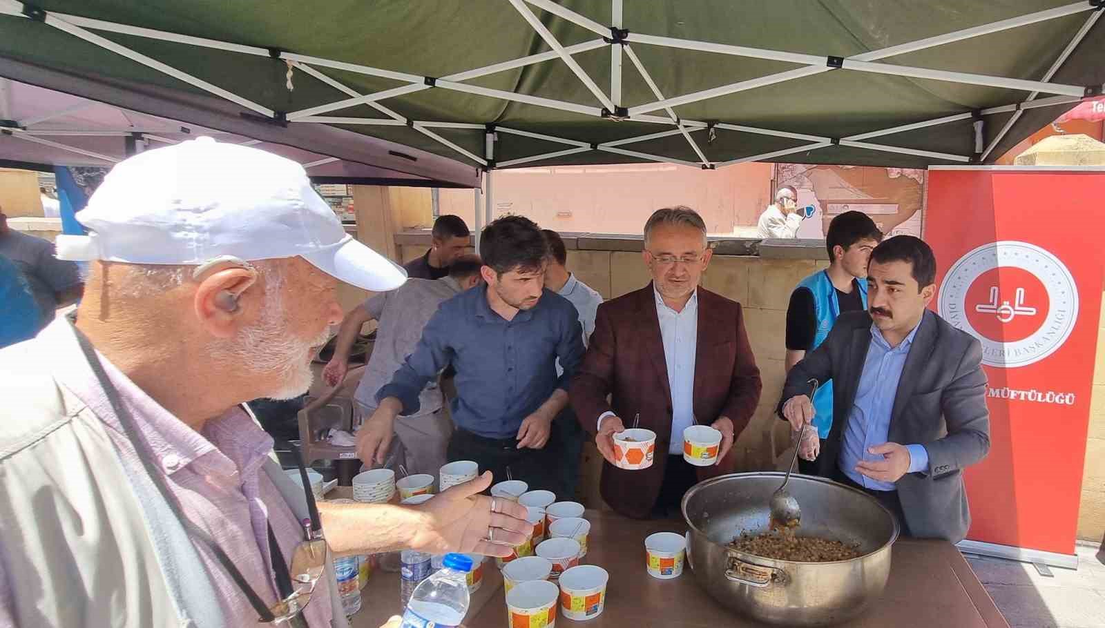 Bayburt’ta vatandaşlara aşure ikram edildi

