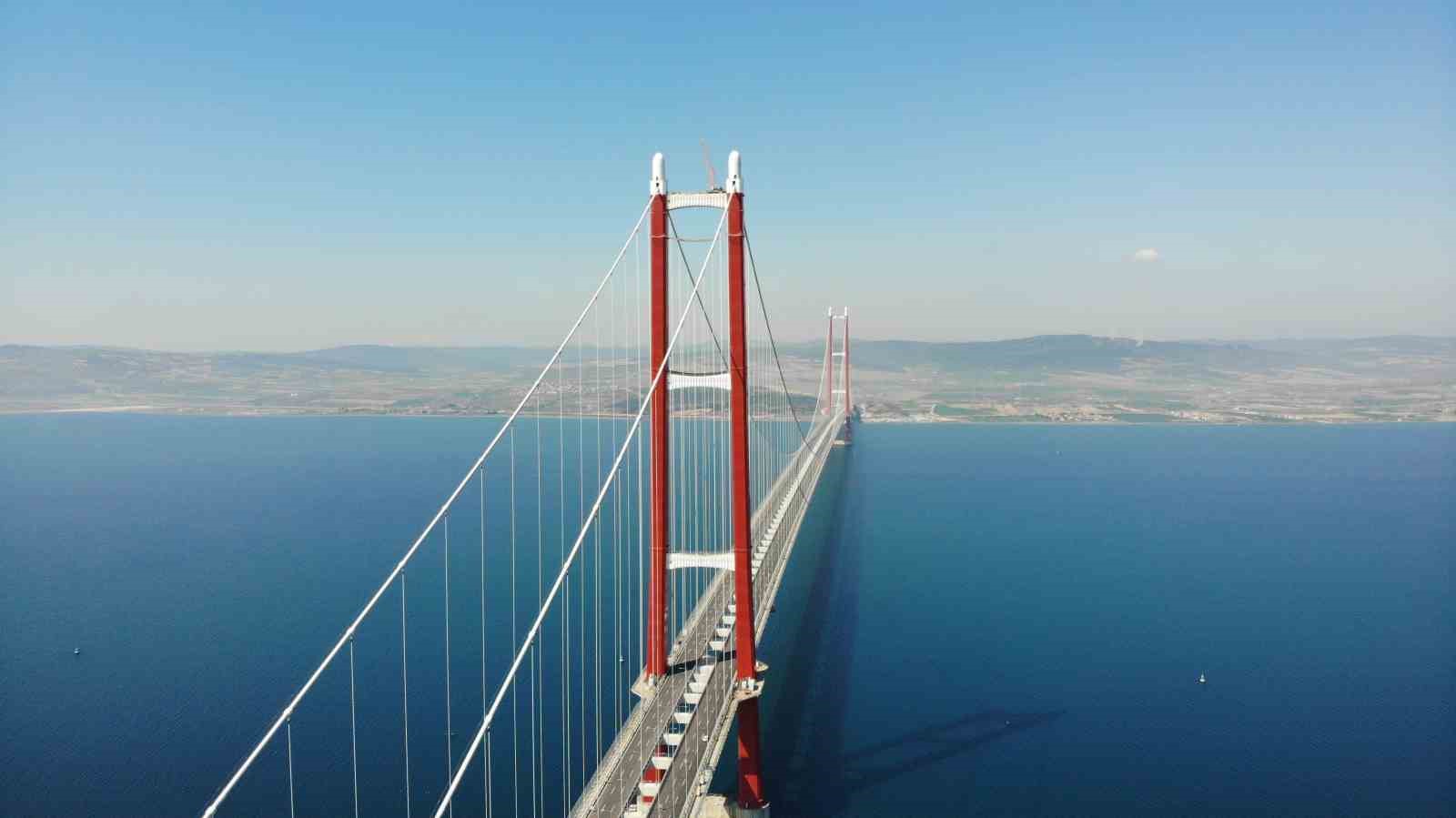 1915 Çanakkale Köprüsüne dev Türk bayrağı asıldı
