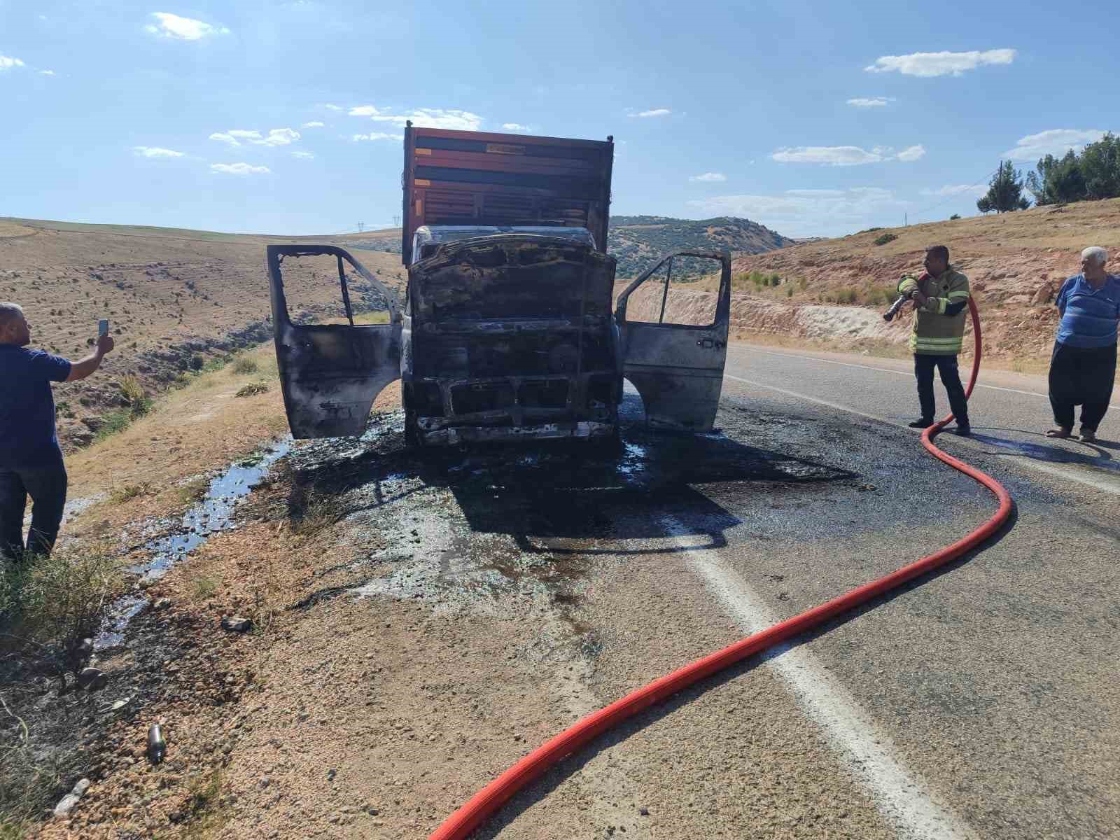 Üzerinde traktör römorku bulunan kurtarıcı kamyonet yandı
