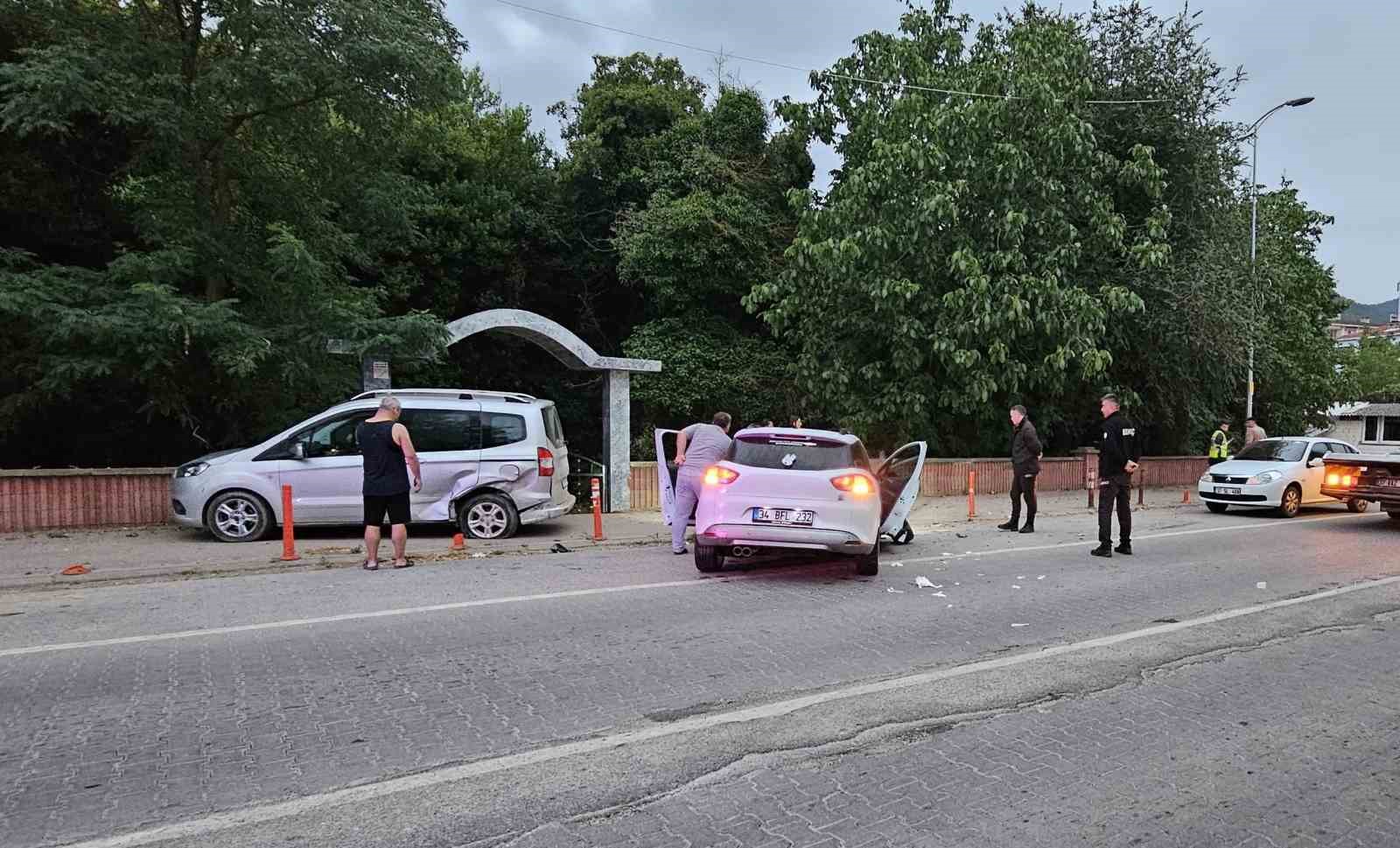Kastamonu’da otomobil park halindeki araca çarptı: 2 yaralı
