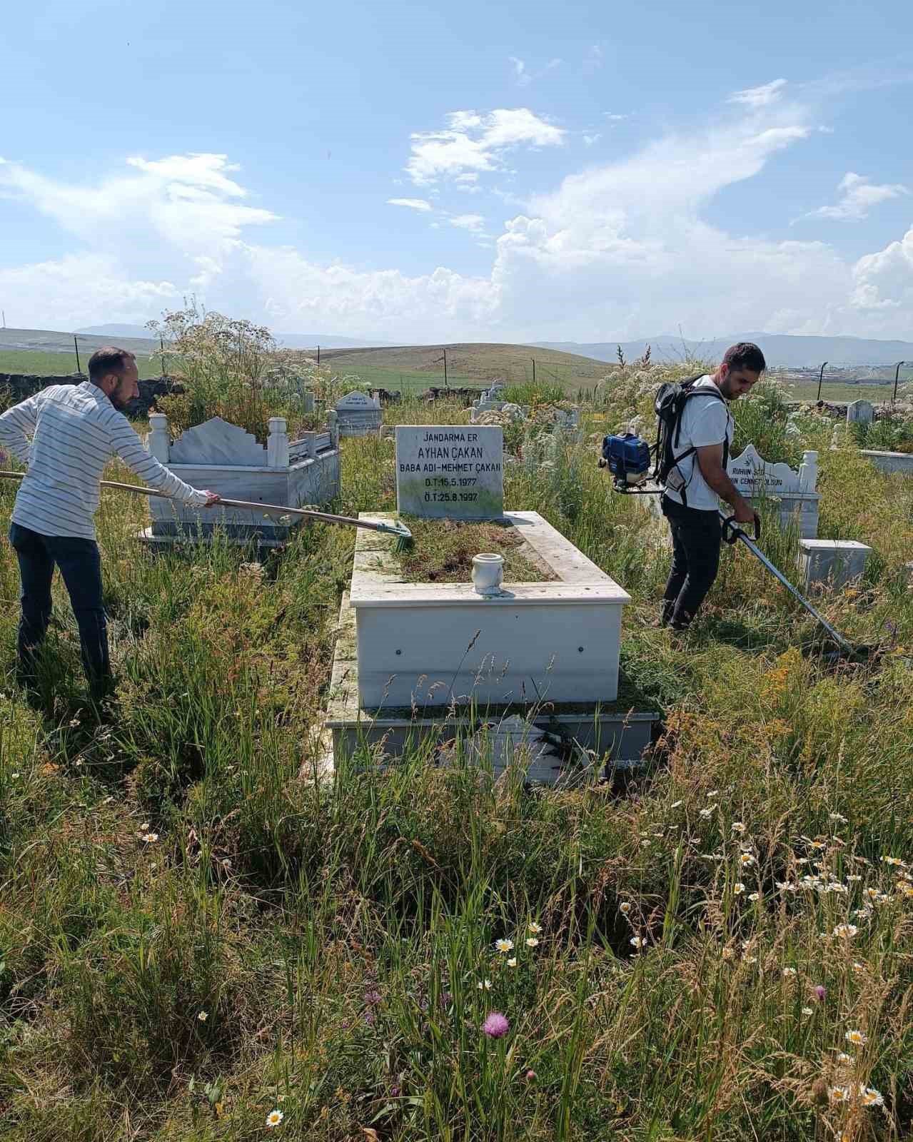 Susuz Kaymakamı Tutal, şehit mezarlarının bakım ve çevre temizliğini yaptırdı
