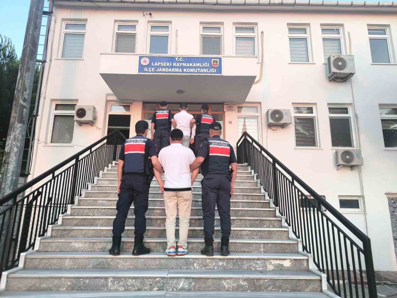 Lapseki’de tarım arazisinde çıkan ormanlık alana sıçrayan yangının sebebi sigara izmariti