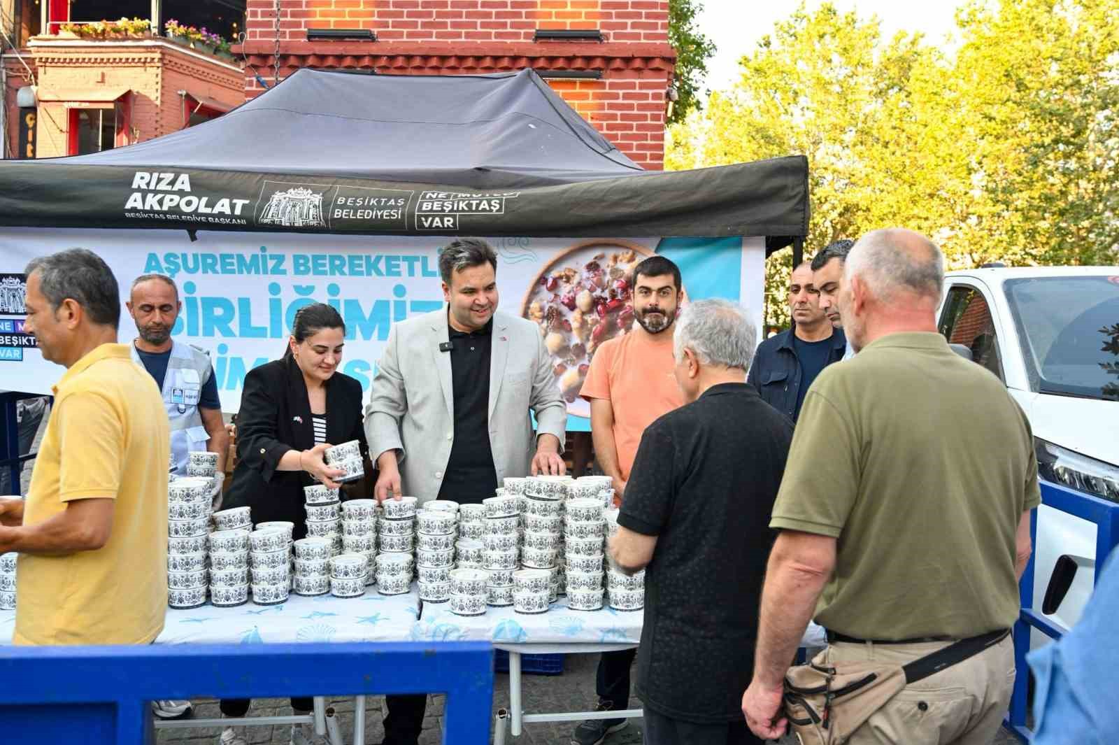 Beşiktaş Belediyesi’nden vatandaşlara aşure ikramı