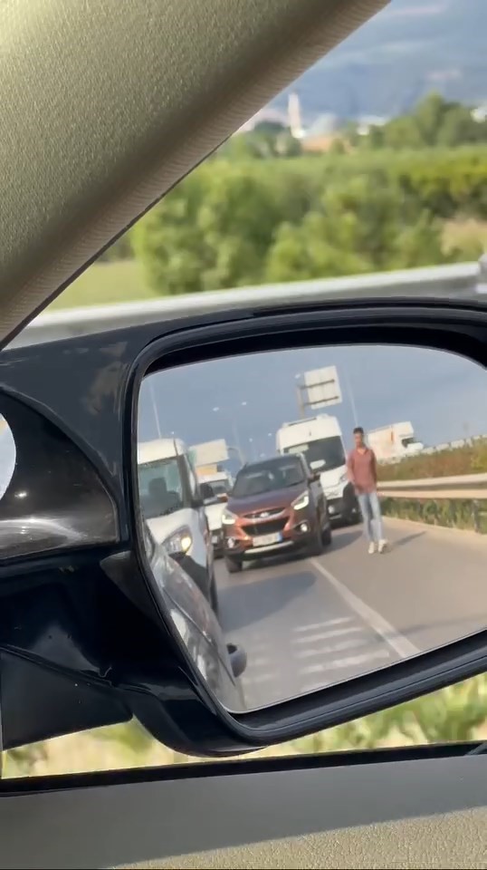 Emniyet şeridini ihlal edenleri, yürüyerek cezalandırdı