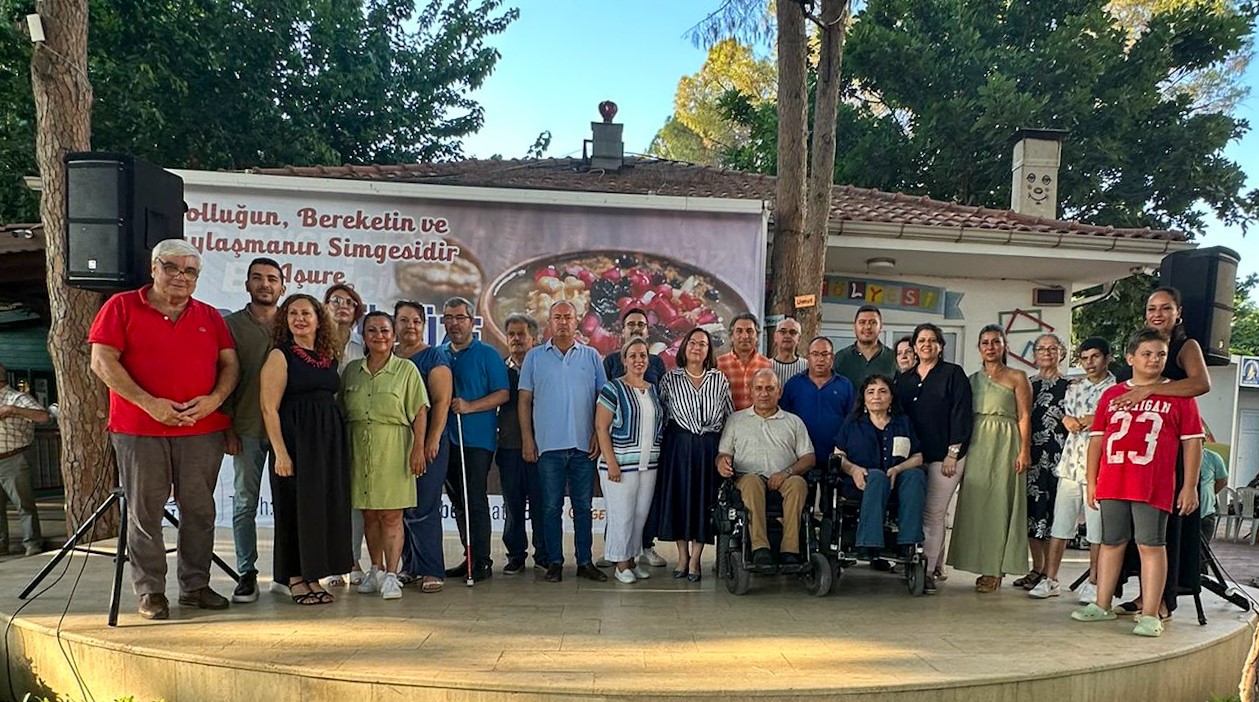 Aşurenin bereketi Muratpaşa&rsquo;da paylaşıldı
