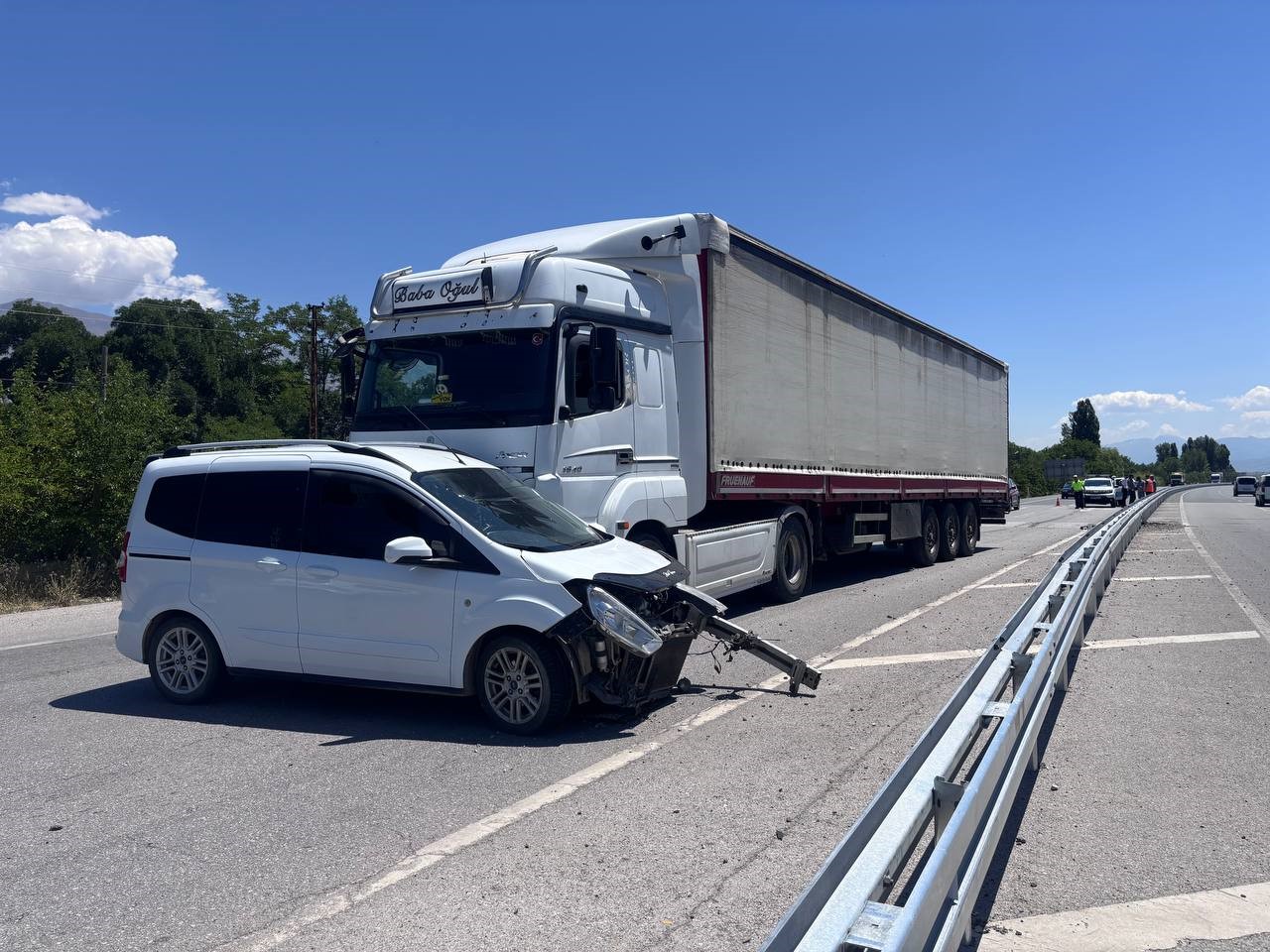 Otomobil ile tır &ccedil;arpıştı: 2 yaralı
