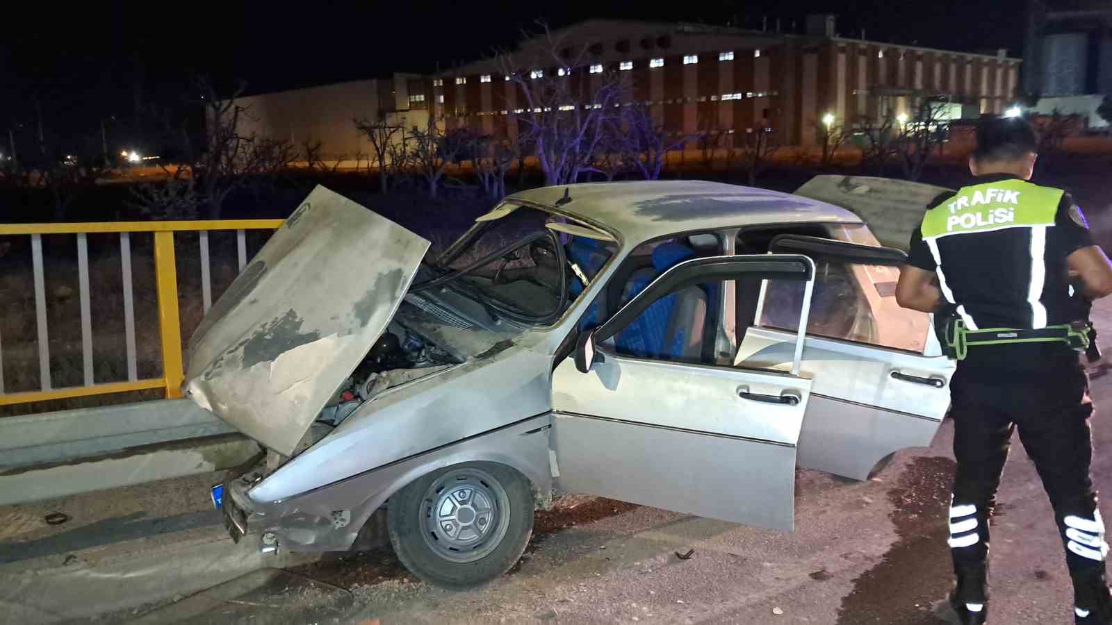 Karaman’da kontrolden çıkan otomobil bariyerlere saplandı