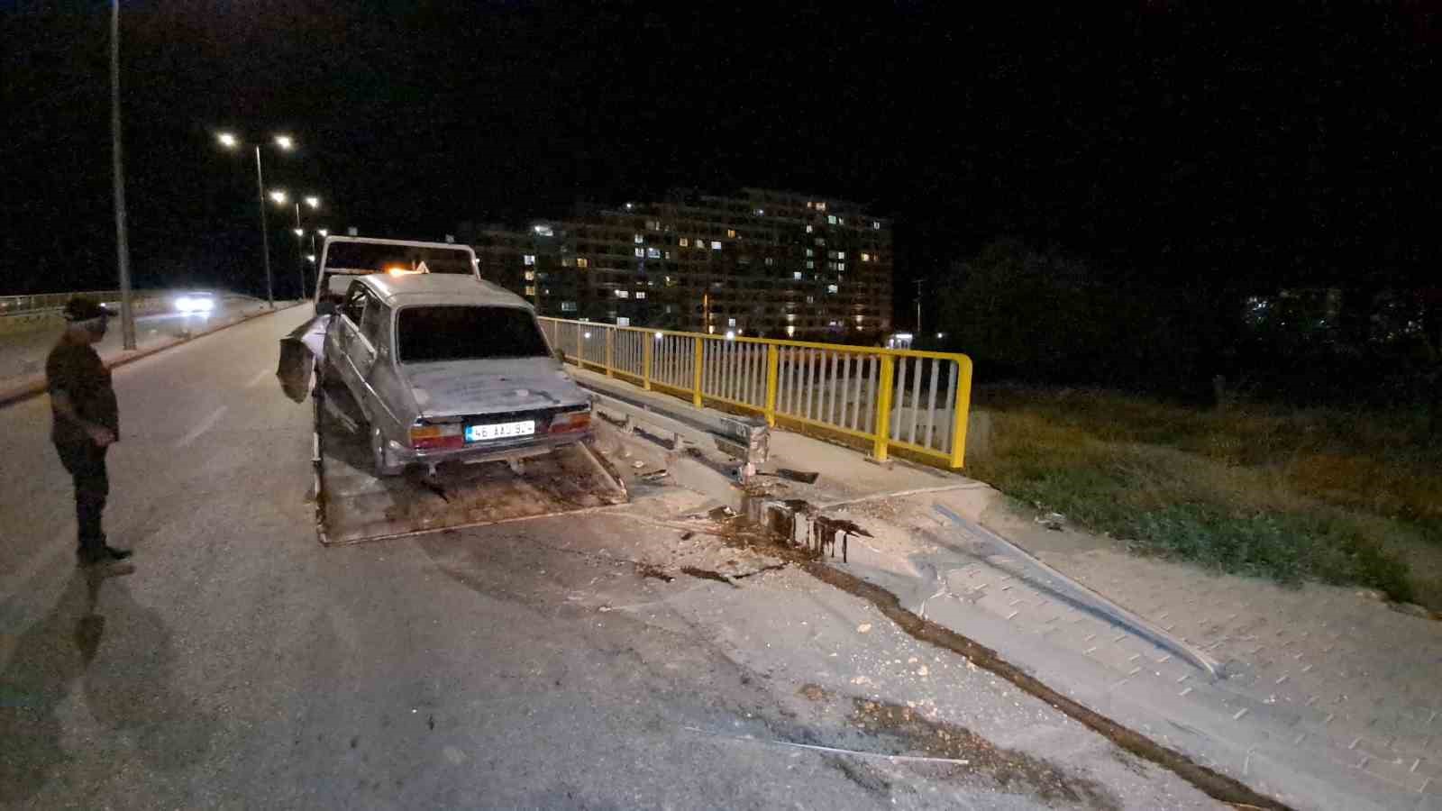 Karaman&rsquo;da kontrolden &ccedil;ıkan otomobil bariyerlere saplandı
